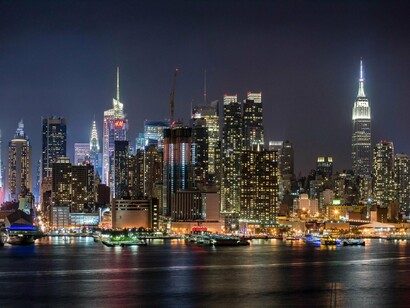 Vista noturna de Manhattan, Nova Iorque, Estados Unidos. O conceito por trás da obra é simples, mas poderoso. Durante o período mais ativo do projeto, a cada semana, José Guízar escolhia uma janela que lhe chamava a atenção e a transformava em uma ilustração digital, registrando seus detalhes com precisão meticulosa. Sua manifestação artística se tornou assim um verdadeiro estudo da arquitetura urbana de Nova Iorque, destacando a beleza muitas vezes ignorada dos prédios que compõem a paisagem da metrópole