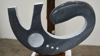 Domingo Ramos, "Escorpión", escultura de mármol gris, 2024