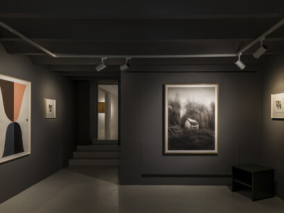 Various artists, Notas al pie (Footnotes), exhibition view. Courtesy of Alzueta Gallery