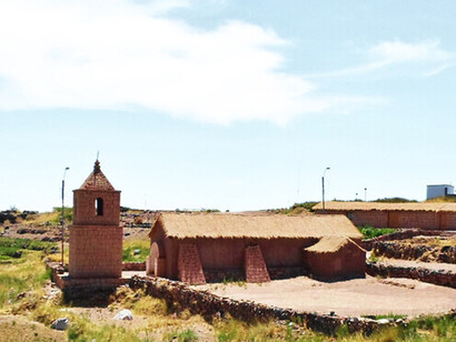  Aquí, como en otras aldeas atacameñas, la comunidad enfrenta presiones externas que amenazan con transformar radicalmente su modo de vida. Socaire, Atacama, Chile                                                  