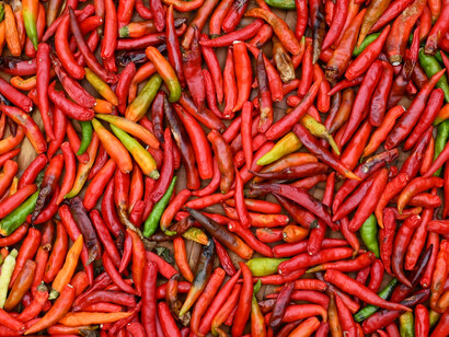 La experiencia del ají ha modificado mi concepto de picante cualitativa y cuantitativamente, como sucede con el fuego cuando uno se quema por primera vez.Ajíes picantes en un mercado de Luang Prabang, Laos