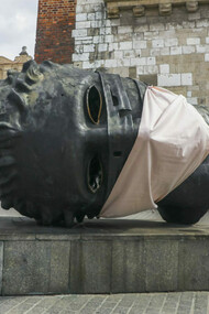 Eros Bendato (Eros Bound) has the feel of an ancient relic that has been excavated and reconstructed. Artist Igor Mitoraj is inspired by ancient cultures and particularly characters from Greek and Roman mythology. The artist wants to address the issue of self-censorship