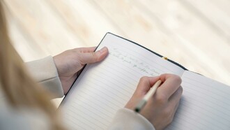 Lucas chegava todos os dias com o skate debaixo do braço. Cabelo castanho, sempre levemente bagunçado, camiseta preta com estampa rachada de alguma banda de rock alternativo, e o olhar meio perdido, meio atento. Sempre andava com seus dois amigos Cleiton e Pedro. Ouvia suas músicas no volume máximo, rabiscava letras nos cantos do caderno e sentava na mesma quarta cadeira da fileira dois da direita. Ali, com a mochila entre os pés e o olhar fixo em qualquer lugar que não fosse a frente, ele observava o mundo