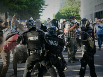 Escenas registradas en Washington, Estados Unidos, muestran cómo el mantenimiento del orden puede priorizar la coerción, desplazando el diálogo democrático como herramienta de resolución de conflictos