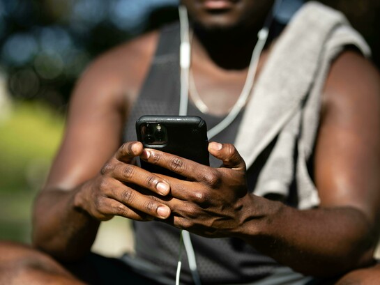 Nos dias atuais, é praticamente impossível imaginar um atleta sem o celular nas mãos minutos antes de treinos ou competições. Muitos recorrem ao aparelho para ouvir música, revisar táticas, enviar mensagens ou simplesmente passar o tempo. À primeira vista, isso parece inofensivo, mas o impacto desse hábito sobre a performance esportiva é muito maior do que se imagina. O uso excessivo do celular pode reduzir a concentração, atrasar os reflexos, prejudicar o preparo mental e até interferir na postura, comprometendo o desempenho físico e cognitivo