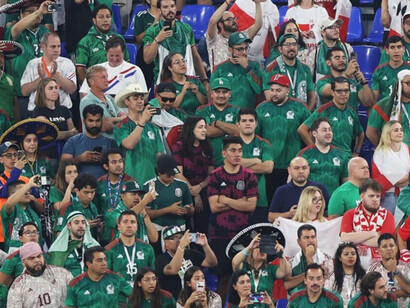 Hinchas mexicanos durante un partido del Mundial de Fútbol 2022. Incluso cuando los equipos atraviesan derrotas, ventas de figuras o temporadas difíciles, los hinchas continúan llenando las gradas y sosteniendo la fiesta global del fútbol