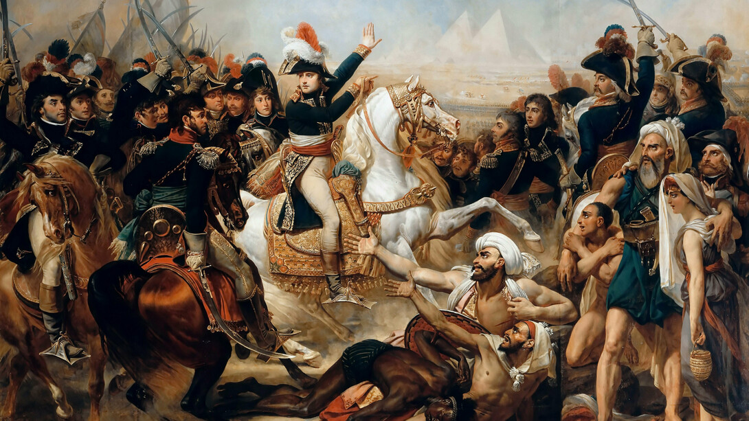 Antoine-Jean Gros (1771-1835). «La batalla de las pirámides»
Pintura militar napoleónica, encargada en 1809 por el Senado imperial para decorar la sala de sus sesiones. Actualmente expuesto en el museo de Versalles, representa el momento ya legendario en el que Bonaparte arenga a sus tropas: «¡Soldados! ¡Desde lo alto de estas pirámides, cuarenta siglos os contemplan!». Gros inscribe al general en la concepción clásica del héroe victorioso en un lienzo cuya apariencia superior se ve acentuada por el entorno de militares difuminados. 1810, óleo sobre lienzo. Palacio de Versalles, Francia  