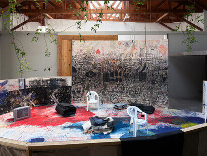 Oscar Murillo, El pozo de agua, exhibition view. Courtesy of kurimanzutto