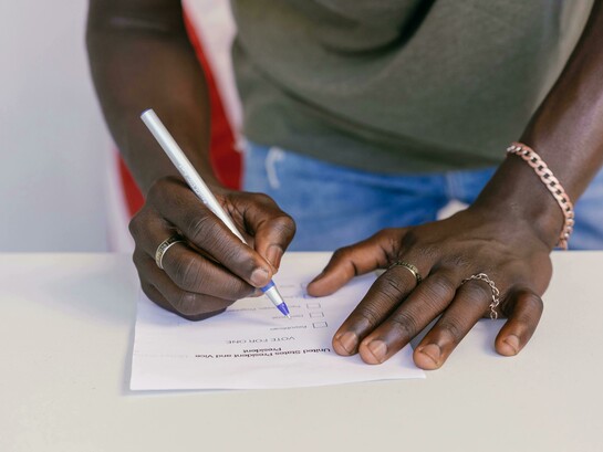 Espero que não voltemos as hostilidades dum passado recente e doloroso que custou vidas inocentes por conta da arrogância e orgulho. É possível governar com os vencidos o mundo ocidental já provou isso e é algo prático, basta so acreditar e implementar, este povo não precisa mais de guerra e conflitos evitáveis. O partido no poder deve ser exemplar e mostrar a sua maturidade politica com que tanto se vangloria e aceitar os resultados eleitorais e respeitar a vontade popular e a democracia que ainda resta neste partido, o uso da força e das armas para se manter no poder e um assunto que não faz sentido em democracia