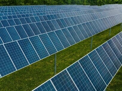 Vamos pensar, por um momento, no caso emblemático de Minas Gerais. Nenhum lugar no Brasil ilustra melhor essa tensão. Conhecido como o coração da mineração do país, o estado sofre há séculos com os impactos profundos dessa atividade. Paralelamente, Minas Gerais desponta hoje como o líder nacional em geração de energia solar, especialmente com grandes usinas no norte do estado e no Vale do Jequitinhonha, o que nos faz refletir sobre essa dualidade