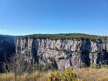 Verifico a distância para chegar ao cânion e percebo que são 130 km de viagem. Olhamos a previsão do tempo. Concluímos que, em função do dia cansativo da viagem até Gramado e da previsão de chuva dentro de três dias, o melhor seria passearmos no centrinho no dia seguinte e no próximo pegaríamos as pouco mais de duas horas de estrada até o Cânion de Itaimbezinho


