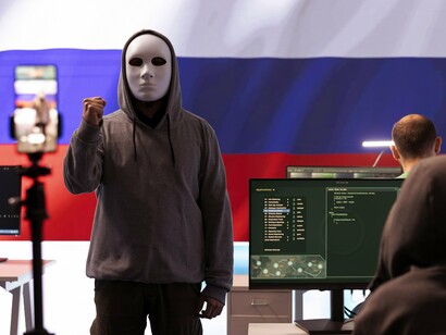 A inteligência brasileira começou a procurar por "fantasmas" — indivíduos com certidões de nascimento reais, mas sem prova de vida no país. A busca foi complicada porque as bases de dados do Brasil são apenas parcialmente digitalizadas