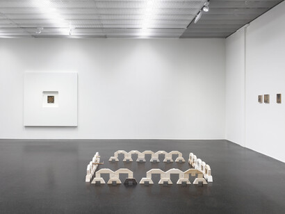Georg Pin­terit­sch, Im dienst der zuge­hö­rig­keit, in der grup­pe der ech­ten jungs, sich so zu ver­hal­ten, wie es belohnt wird, ausstellungsansicht. Mit freundlicher genehmigung des Lentos Kunstmuseums