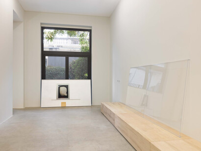 Thea Djordjadze, Back facing front, exhibition view. Courtesy of kaufmann repetto