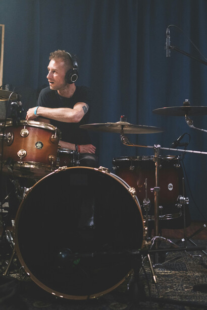 El surgimiento del double drumming marcó un hito en la historia musical, cuando un solo intérprete comenzó a encargarse de varios tambores a la vez