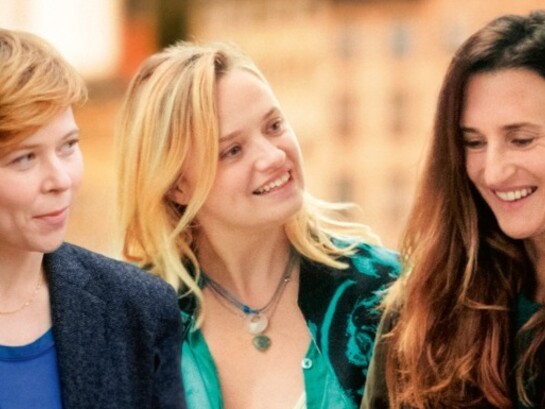 Pelo olhar de Vitor, conhecemos as demais personagens da história, em especial o trio de amigas anunciado pelo título. Blanche, Pauline e Sophie são professoras, mulheres que dividem não apenas a profissão, mas também uma cumplicidade afetiva que ultrapassa o ambiente profissional. A morte de Vitor é um ponto de inflexão e desorganização em suas vidas: Blanche, viúva recente, oscila entre a fidelidade à memória do marido e a possibilidade de um novo afeto; Pauline, a mais racional do grupo, tenta interpretar os acontecimentos como exercícios morais, e aprende a amar o marido à medida que lida com a infidelidade, a sua e a dele; já Sophie, a mais livre e instintiva, deixa-se levar pelo ímpeto das paixões, ainda que isso a conduza a becos sem saída, como ter um caso com o marido de Pauline