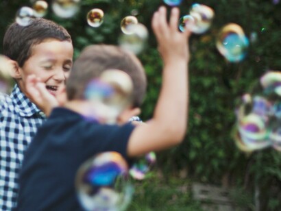 Bambini che giocano. La filastrocca dei mesi, come "Trenta giorni ha novembre...", sfrutta ritmo e rima per facilitare la memorizzazione dei nomi e dell'ordine dei mesi, rendendo l'apprendimento del calendario un'attività ludica e coinvolgente