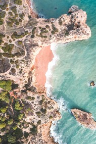 Vista de cima, praia no Distrito de Faro, Portugal