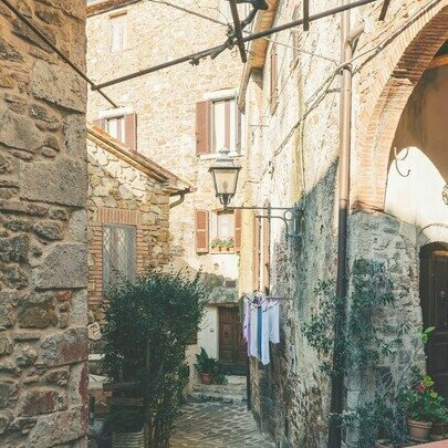 Le sue implicazioni sono etiche prima che economiche: custodire la distanza significa difendere forme di vita non subordinate alla logica del profitto