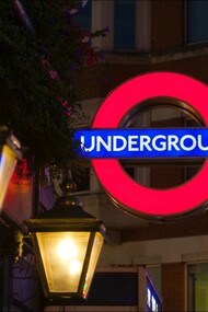 Una estación del metro de Londres en plena noche