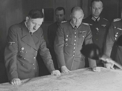 Sendo aquele aniversário do Führer um singelo medidor de tormento. Que ganhou pressão após o almoço. Às 15 horas. Com a deferência da juventude hitleriana. Que veio de longe, muitas partes, quase em sacrifício, no sincero desejo de festejar. Sentia-se ser a última vez. Com Hitler em uniforme. Ainda maioral e ainda Führer. Nas dependências do Reichstag. Sorvendo o momento. Passando em guarda essas não mais que crianças