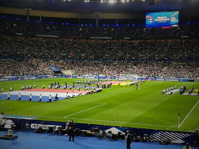 Sous les projecteurs du Stade de France à Paris, les drapeaux flottent, les gestes se dessinent. Chaque mouvement sur le terrain devient une histoire partagée