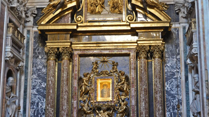 Roma, interior de la basílica de Santa María la Mayor. "Salus Populi Romani", representación religiosa de María con Jesús que ha cautivado a los Papas y a sus fieles desde el siglo I d.C., Italia