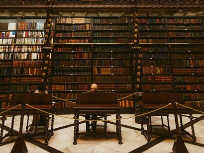 Fundado em 1837 por 43 imigrantes portugueses, o Real Gabinete nasceu com o propósito de promover a cultura, a educação e o intercâmbio intelectual entre a comunidade lusófona. Desde então, tornou-se um espaço de referência para estudantes, pesquisadores e amantes da literatura, reunindo um acervo vasto e raro, além de abrigar uma das mais impressionantes construções arquitetônicas da cidade