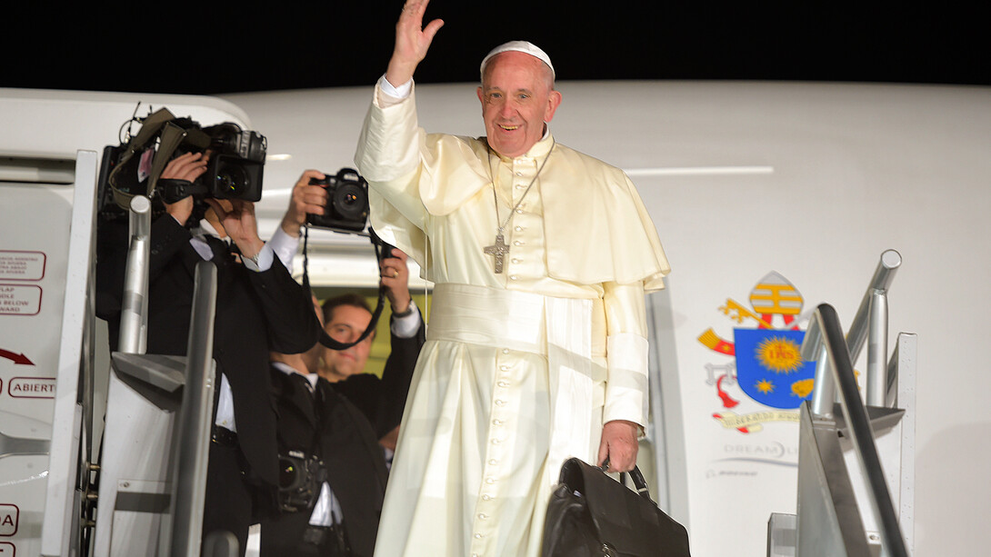Papa Francisco em 2016. Nesse contexto polarizado, a morte do Papa Francisco deixou um receio de retrocessos. A eleição de um Papa norte-americano despertou curiosidade e, para muitos, o temor de alinhamento com Donald Trump e tudo que ele representa. Mas, na medida em que sua biografia e seus pensamentos foram sendo divulgados, a esperança renasceu. O norte-americano é também um cidadão peruano e viveu na América Latina, entre os mais necessitados, grande parte de sua vida missionária. Em seu primeiro discurso como Papa não utilizou sua língua materna e sim o Espanhol