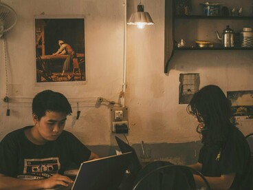 Aquela manhã estava “estranha”, como se algo estivesse fora do lugar. Não era uma sensação ruim – pelo contrário –, mas parecia ter “caído em outra linha temporal”, como diria uma amiga sua, que se ligava nesses assuntos. Louis não duvidava disso, embora jamais tivesse se aprofundado em tais estudos, e a sensação de estranheza talvez fosse uma prova de que algo havia de fato mudado