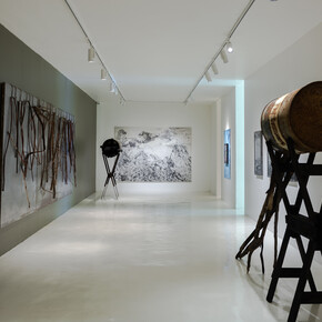 Varios artistas, Índex VII: XX, vista de exhibición. Cortesía de la Galería Hilario Galguera