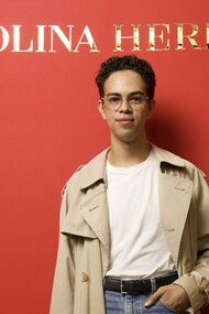 O baiano nascido em Irecê, fez de São Paulo seu lar e se considera um paulista de alma e coração. Aos 25 anos, o menino introvertido deu lugar a uma versão mais comunicativa para dar vida à sua paixão: produzir moda