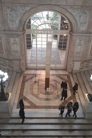 Hidetoshi Nagasawa, Groviglio di quanta, 2014, ferro e marmo, cm 525x40x40.
Installation view a Palazzo Reale, Napoli 2019