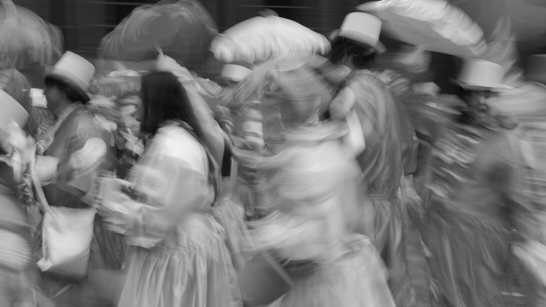 No mês de julho de 1518, uma mulher chamada Frau Troffea saiu às ruas de Estrasburgo e começou a dançar sozinha. O gesto poderia parecer um simples ato de excentricidade, mas o inusitado foi que ela continuou a dançar por horas, aparentemente incapaz de parar. Nos dias seguintes, outras pessoas se juntaram a ela. Em poucas semanas, registros apontam que entre 50 e 400 indivíduos estavam dançando incessantemente nas ruas da cidade. O fenômeno chamou a atenção das autoridades locais, que não sabiam como reagir diante da cena bizarra