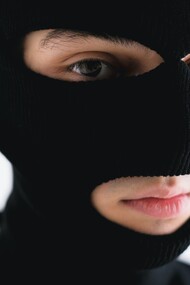 Criminoso usa uma balaclava para ocultar sua identidade