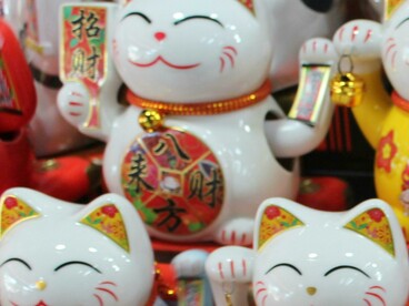 Con il suo gesto gentile, il Maneki Neko ricorda che la fortuna ama essere chiamata con pazienza