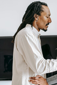 Casal briga e marido inicia comportamento agressivo contra a esposa