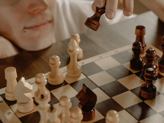 Sur l’échiquier du monde, chacun avance son pion sans toujours comprendre la partie : entre stratégie et illusion, l’ordre social rejoue le même scénario sous d’autres figures