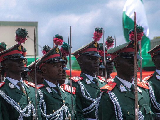 Soldats nigérians défilant lors d’une parade militaire au Nigéria, illustration des forces armées nationales dans un contexte sécuritaire marqué par des enjeux régionaux et internationaux