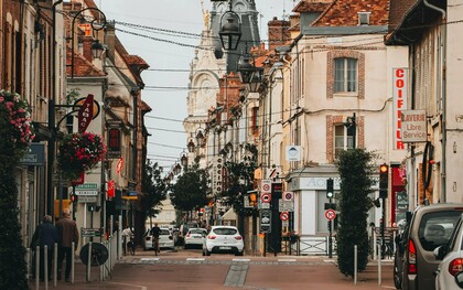 Clocher de l'église au-dessus d'une ruelle de la vieille ville de Sens, Bourgogne-Franche-Comté, France
