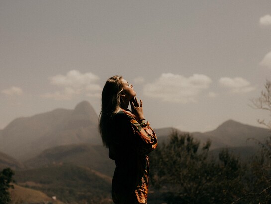 Quando l'ansia diventa un labirinto di pensieri, scrivere è come tracciare una mappa per ritrovare la via d'uscita. La scrittura è uno strumento potente per elaborare emozioni difficili e trovare sollievo