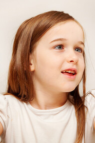 Niña eligiendo una alimentación saludable