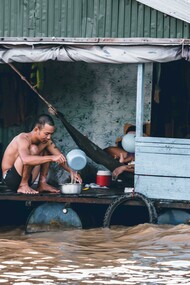 A análise espacial tem-se mostrado uma ferramenta essencial para identificar áreas de risco e planejar intervenções eficazes. Este artigo apresenta uma emenda a respeito dos fatores ambientais relacionados a leptospirose, destacando a importância da vigilância epidemiológica com vista a deteção de hotspots de transmissão. Além disso, discute-se a aplicação de metodologias de classificação de risco por setor censitário, com base em estudos realizados em contextos urbanos brasileiros e moçambicanos. A abordagem integrada entre saúde humana, animal e ambiental (One Health) é fundamental para enfrentar essa doença negligenciada