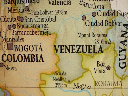 In Venezuela, Washington has intensified its naval presence in the Caribbean and the Pacific with the explicit objective of overthrowing the government in Caracas