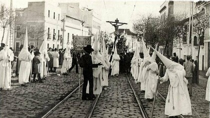 Procesión de la cofradía de los "Negritos", 1911,  por la ronda histórica de Sevilla, España