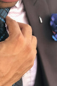 Homem ajusta nó da gravata para afrouxar a sensação de angústia e desespero iminente devido a assuntos do trabalho