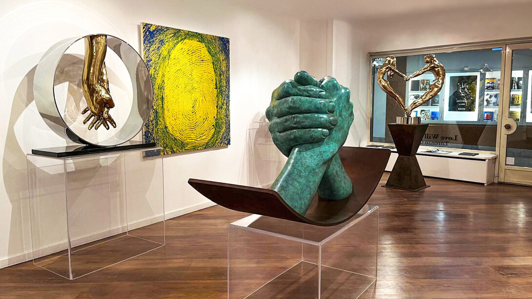 Lorenzo Quinn, Love will save us, exhibition view. Courtesy of Contini Art Gallery