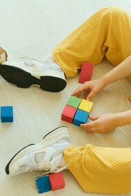 Bambina gioca. Accettare le differenze: la meravigliosa storia di due bambini che hanno imparato ad amarsi