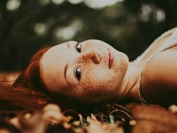 Recomeçar pressupõe zerar o relógio e ganhar sobrevida para novos aprendizados. Não que se negue o que já foi vivido, o que já se tornou conhecimento e todo legado, entretanto recomeços tem a ver com chances, com oportunidades para algum tipo de evolução, e com milagres