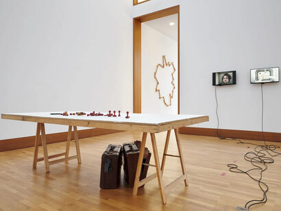 Georg Herold, Basta times, ausstellungsansicht. Mit freundlicher genehmigung der Galerie Gisela Clement